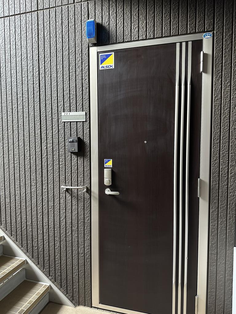 玄関　※写真は201号室のものです