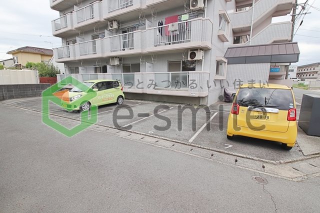 駐車場　駐車場があるので、車を買う予定の方も安心です