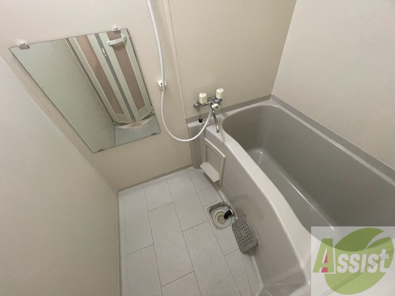 バス・シャワールーム　バスルームは狭すぎず、シャワーも浴びやすそうです。