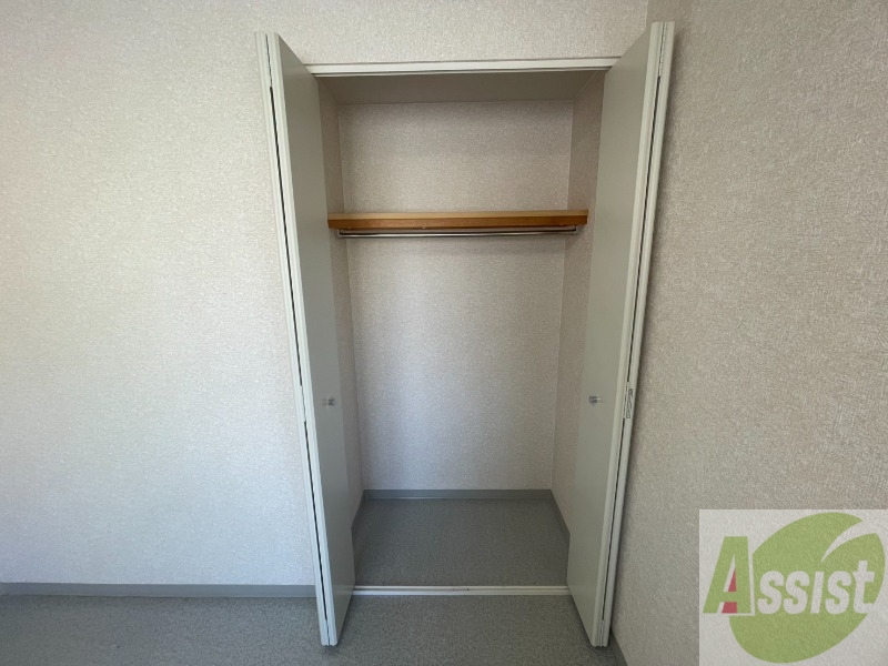 収納　クローゼットを開けてみました。奥行きがありますね。