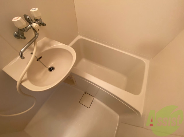 バス・シャワールーム　浴槽があるので、疲れた時はゆっくりと湯船につかりましょう。