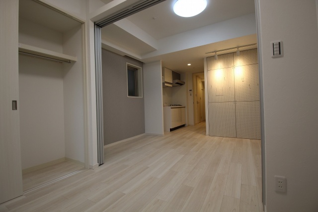 居室・リビング　同物件、別号室のものです。