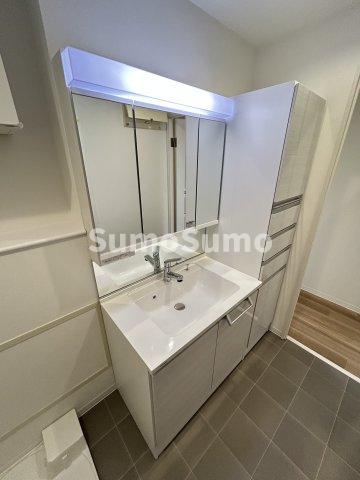 洗面設備　明るい洗面所です