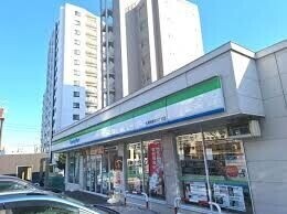 コンビニ　ファミリーマート南郷店（コンビニ）まで156m