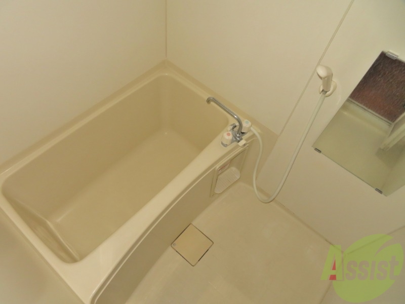 バス・シャワールーム　バスルームは狭すぎず、シャワーも浴びやすそうです。