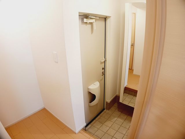 メゾンKT13号館の玄関写真