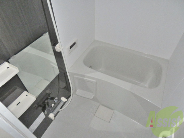 バス・シャワールーム　清潔感のある浴室。追い焚き機能があり便利ですね！