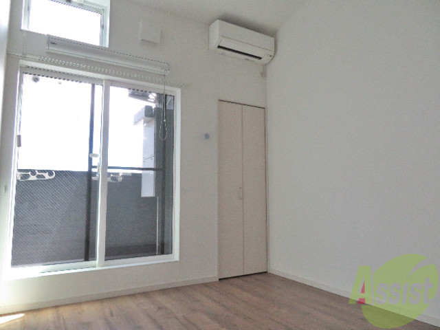 居室・リビング　木目調のフローリングがオシャレなリビングです。