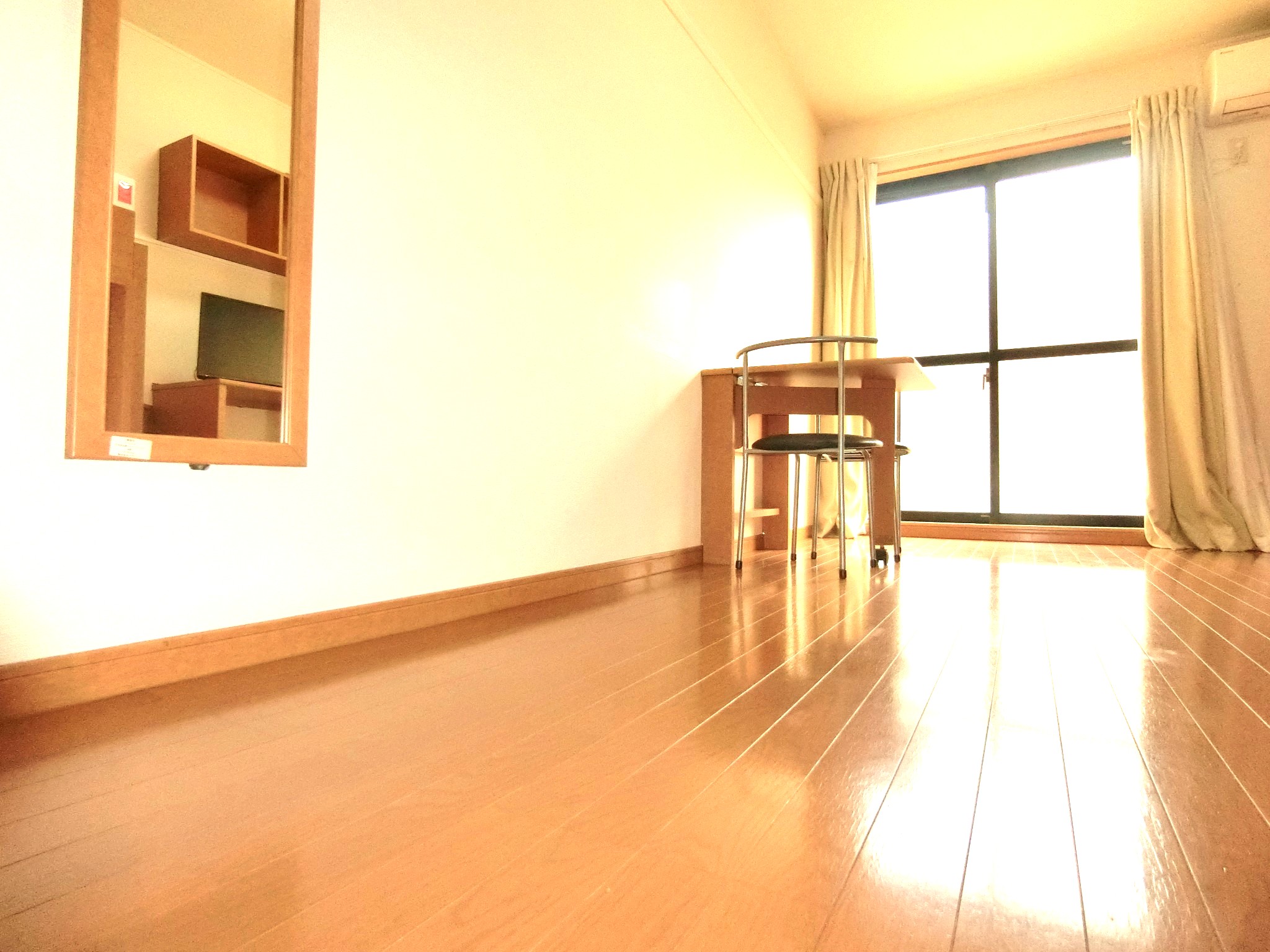 その他　折り畳み式とイス・エアコン・全身鏡・照明を完備です☆