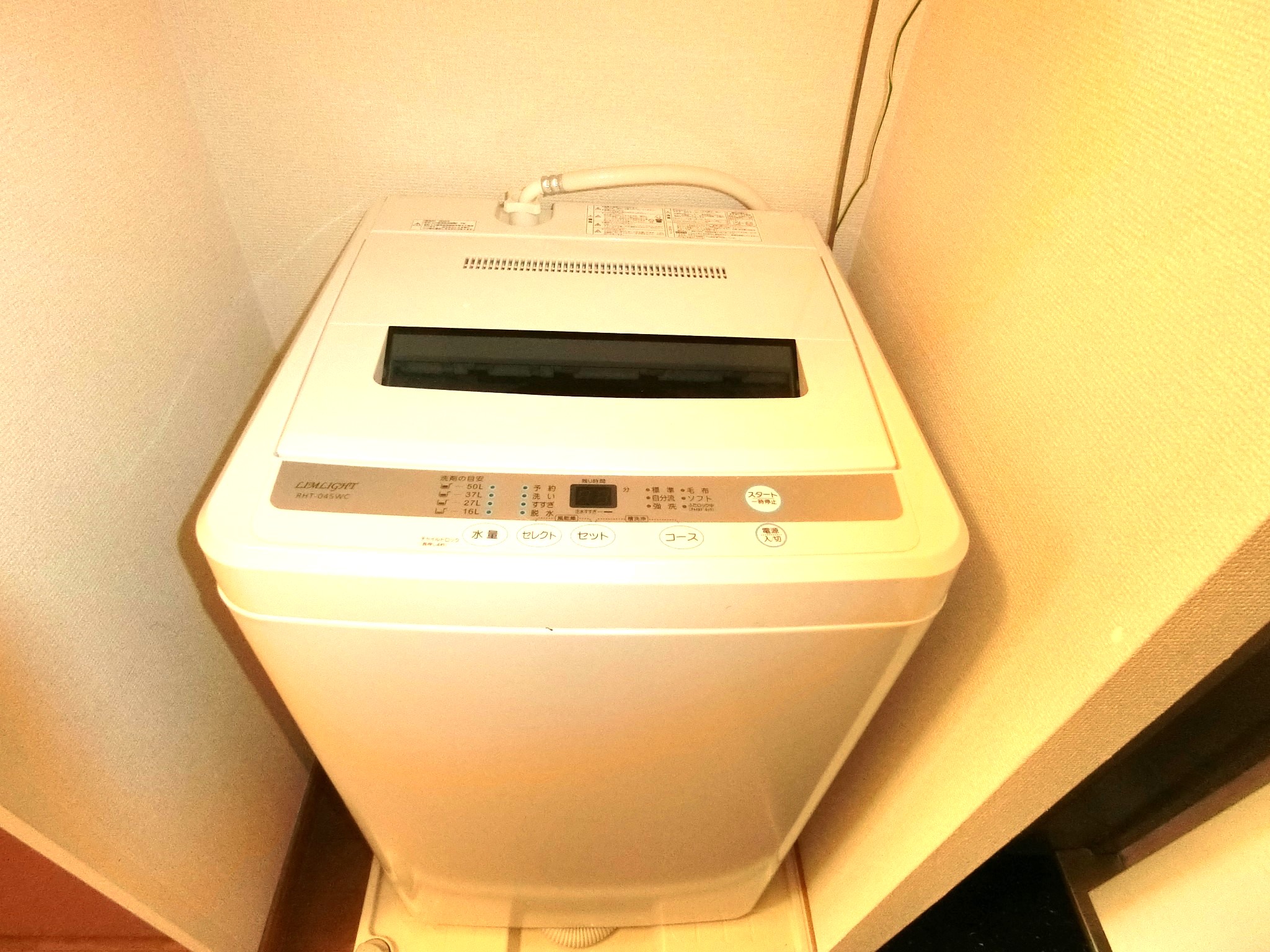 洗面設備　室内には全自動洗濯機が備え付けです☆