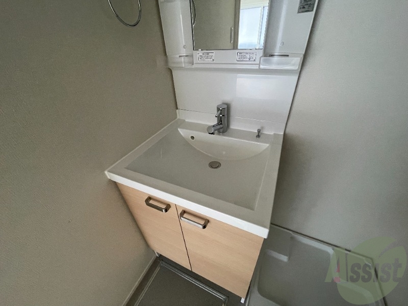 洗面設備　洗面台はシンプルなつくりで手入れがしやすそうですね。
