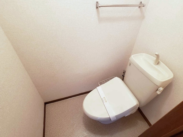 トイレ　落ち着いた色調のトイレです