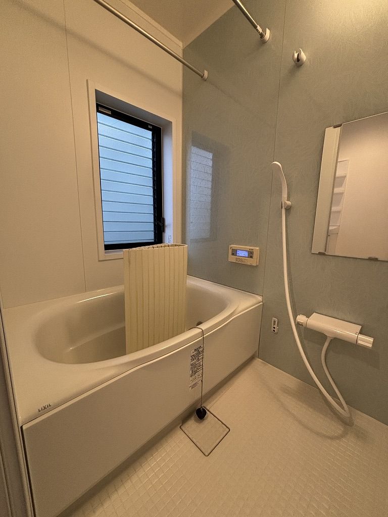 バス・シャワールーム　浴室乾燥機付き！窓があって換気もすぐにできます☆彡