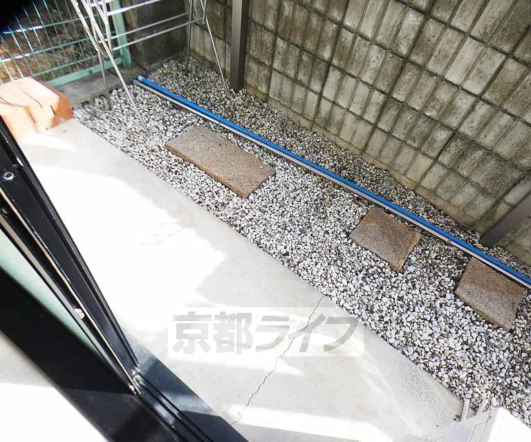 バルコニー　日の当たる庭