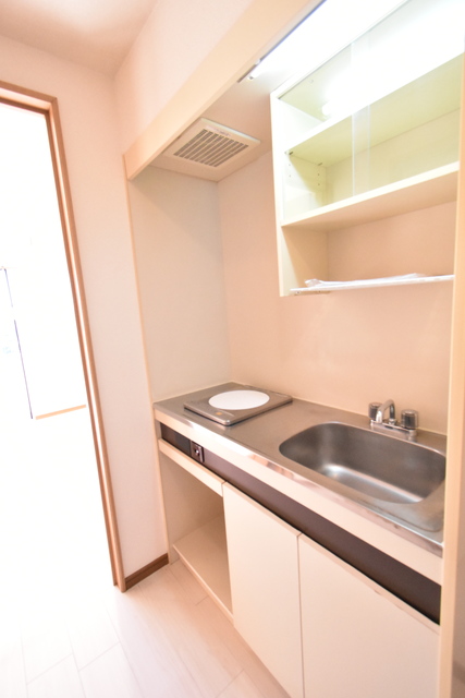 キッチン　★上部にガラス棚があるため、収納力があります！★