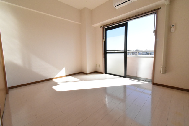 居室・リビング　★南向き６帖の洋室★