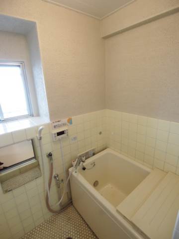 バス・シャワールーム　お風呂には窓もあるので明るいですね※別部屋の写真