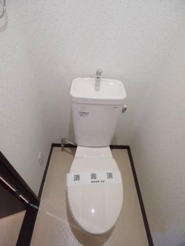 トイレ　トイレもきれいな空間となっています。※別部屋の写真