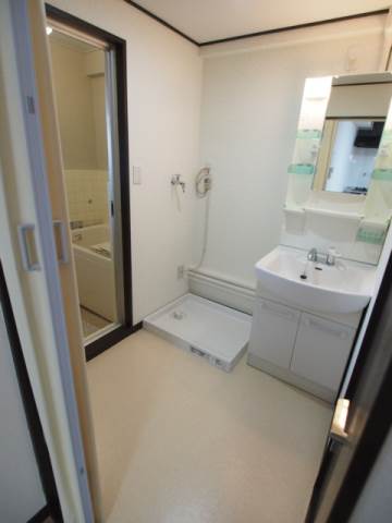 洗面設備　脱衣スペースも十分な広さですね※別部屋の写真