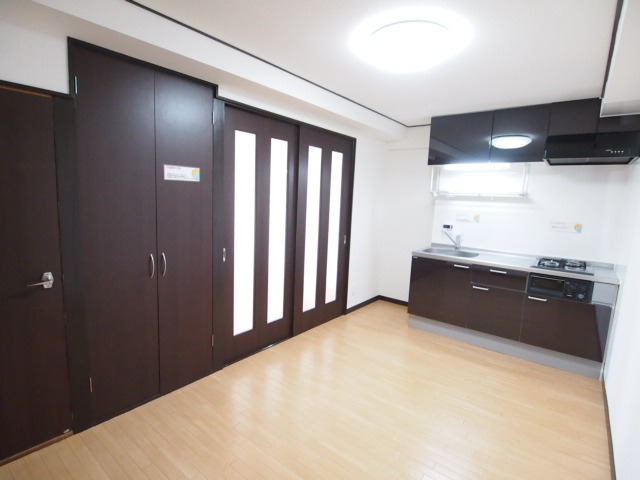 居室・リビング　ダイニング＆キッチンはシックな色合い※別部屋の写真