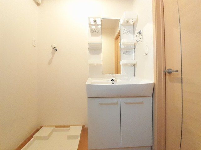 洗面設備　明るい洗面所です