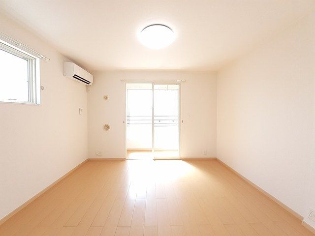 居室・リビング　こちらの居間で趣味の時間をお楽しみください