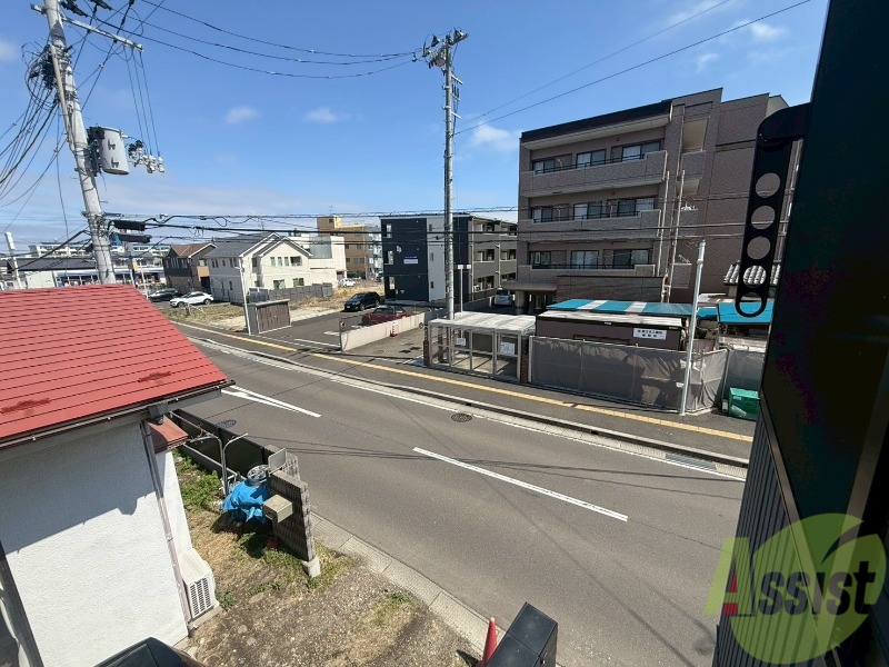 バルコニー　２階部分には窓がありました。明るいお部屋ですね。