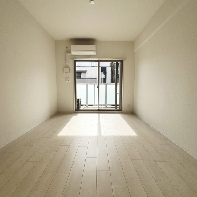 居室・リビング　洋室約８．２帖