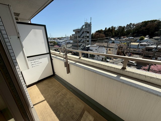 バルコニー　バルコニーは南向きです！お洗濯物はお昼からでも乾きそう☆お洗