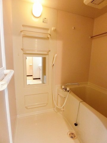 バス・シャワールーム　浴室暖房乾燥機付きのバスルームです！雨の日のお洗濯にも便利な