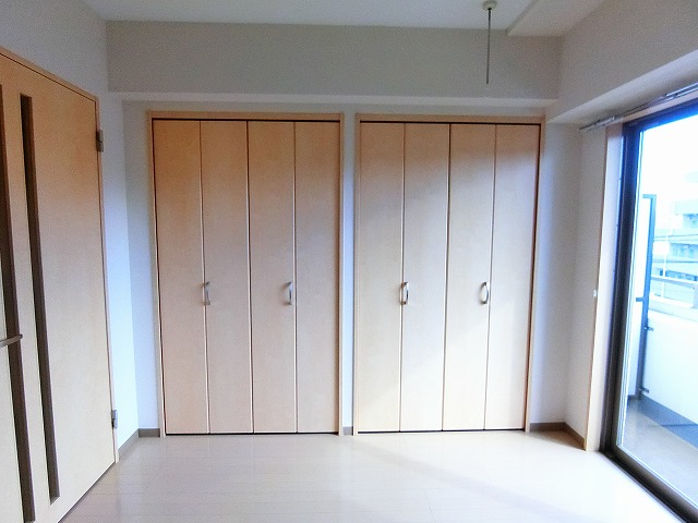その他部屋・スペース　南向き洋室5.6帖☆クローゼットが2ヵ所あります！お洋服の多