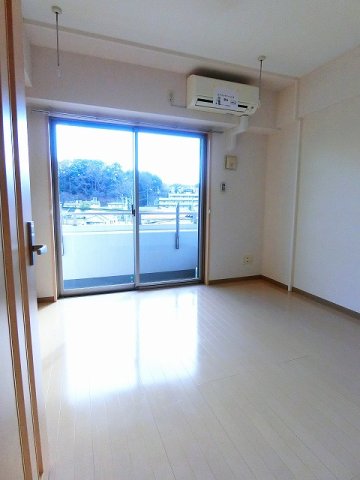 居室・リビング　南向き洋室5.6帖☆バルコニーに繋がるお部屋です♪エアコン付