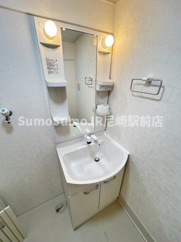 洗面設備　明るい洗面所です