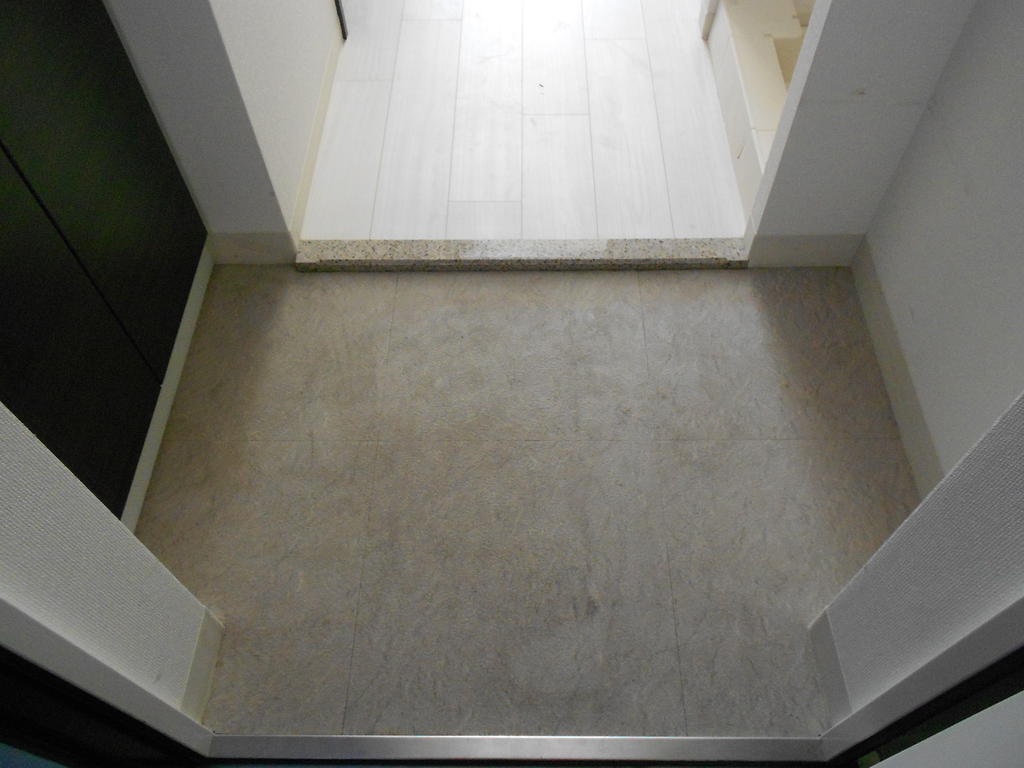 玄関　同タイプ同モデルを使用