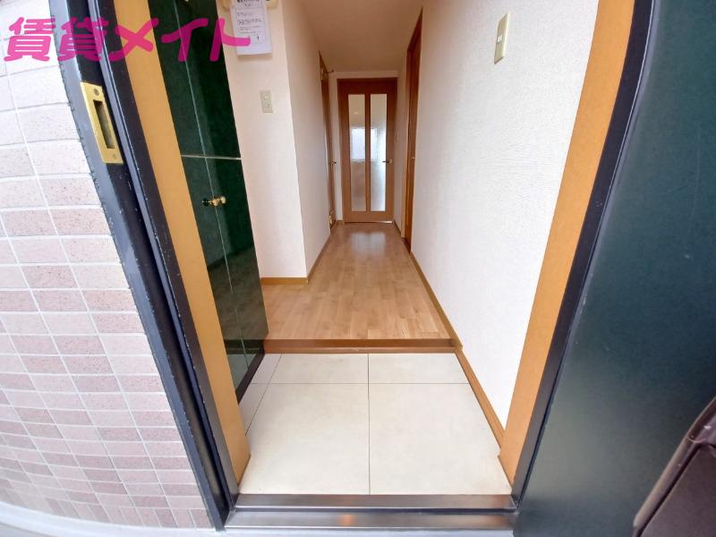 玄関　同物件別部屋写真