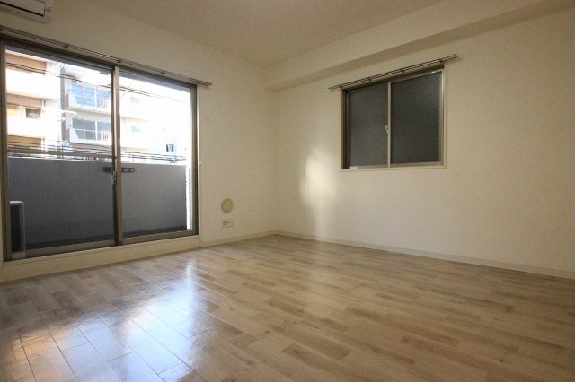 居室・リビング　同物件、別号室のものです。