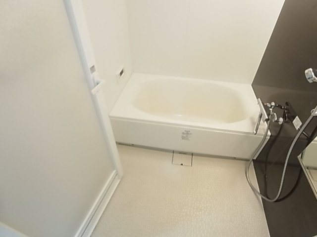 バス・シャワールーム　２人でも十分入浴できる広々なお風呂です