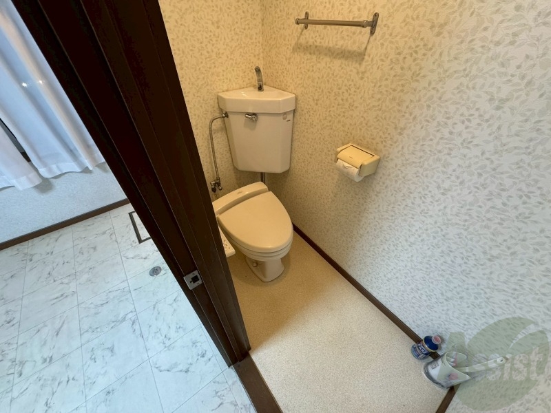 トイレ　こちらはトイレです。清潔感があり、安心して使用できます。