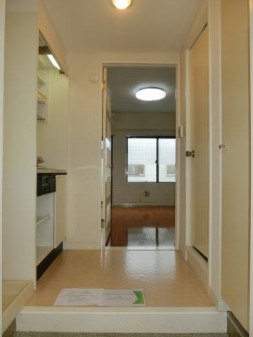 玄関　玄関入るとこんな感じ。 （※参考写真）