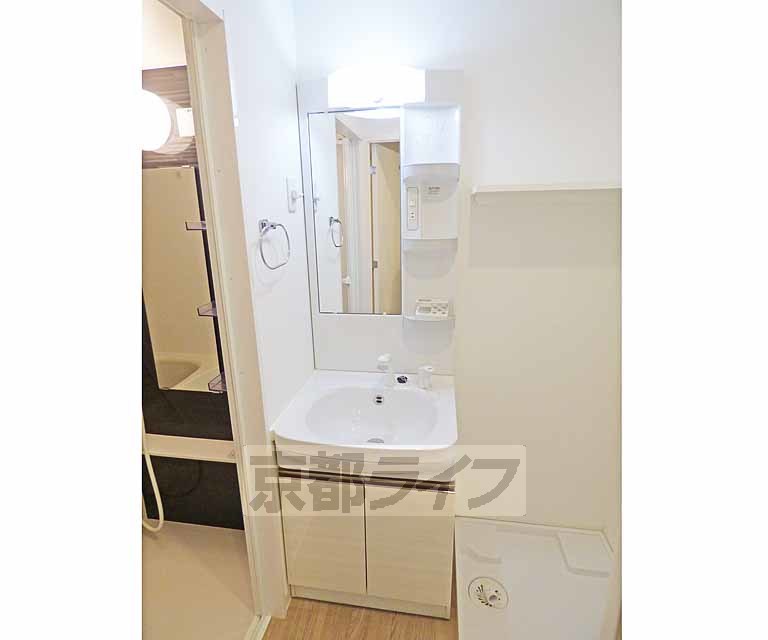 洗面設備　綺麗な洗面台です。