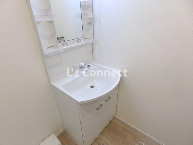 洗面設備　朝の支度もスムーズな独立洗面台。