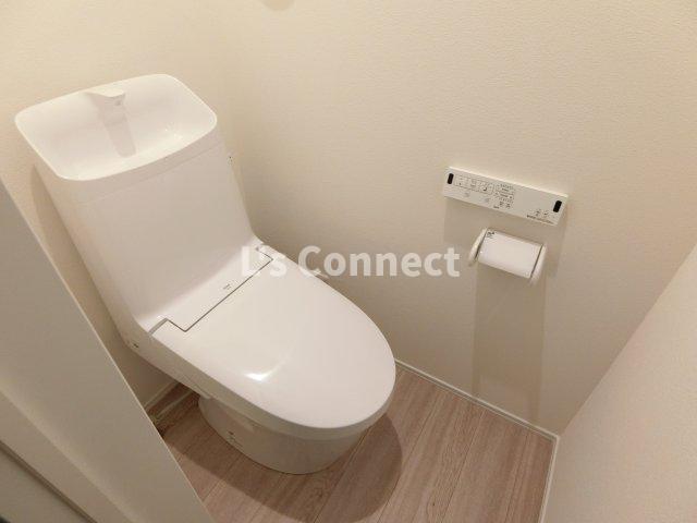 トイレ　温水洗浄便座付きのトイレ。