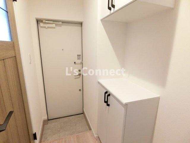 玄関　上下の下駄箱で靴も収納できます。