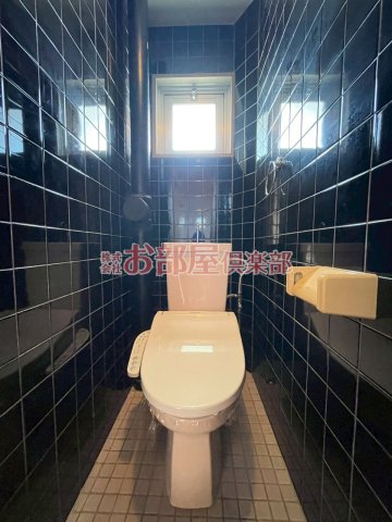 トイレ　落ち着いた色調のトイレです