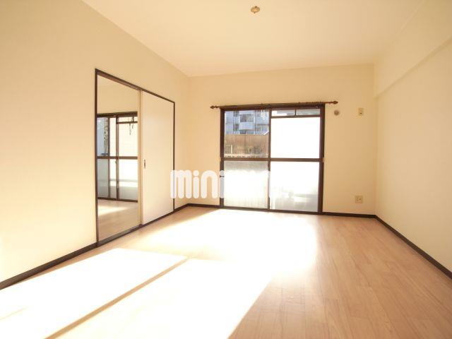 居室・リビング　明るい室内