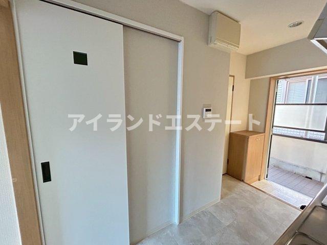 玄関　リフォーム中につき画像は他室反転タイプです。