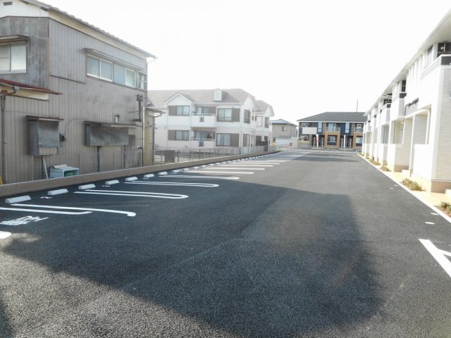 駐車場　駐車場があるので、車を買う予定の方も安心です