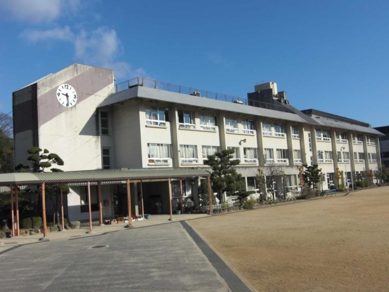 小学校　河内長野市立楠小学校（小学校）まで462m
