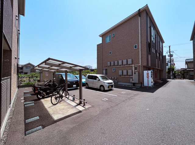駐車場　駐車場があるので、車を買う予定の方も安心です