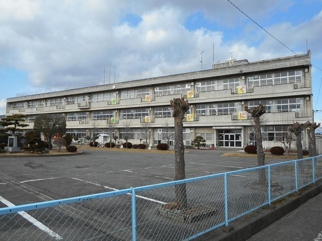小学校　上里町賀美小学校（小学校）まで1800m
